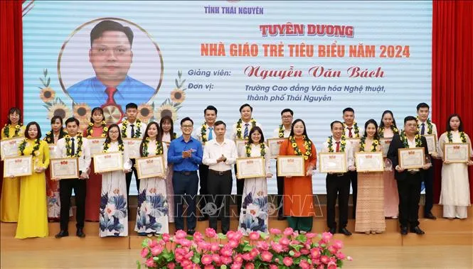 Nhiều hoạt động kỷ niệm 42 năm Ngày Nhà giáo Việt Nam - Ảnh 1. Nhiều hoạt động kỷ niệm 42 năm Ngày Nhà giáo Việt Nam - Ảnh 1.