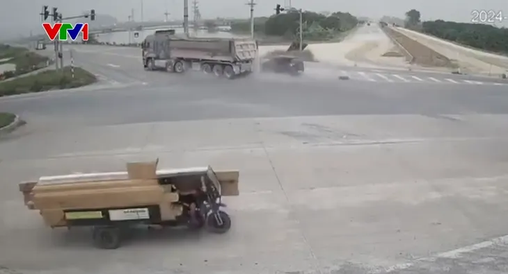 Không giảm tốc độ khi qua nút giao, xe đầu kéo bị ô tô con đâm trúng - Ảnh 1. Không giảm tốc độ khi qua nút giao, xe đầu kéo bị ô tô con đâm trúng - Ảnh 1.