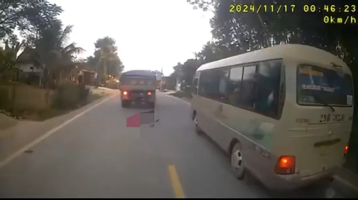 Bé gái 5 tuổi ở Nghệ An bị xe tải tông tử vong khi vừa rời xe đưa đón - Ảnh 1. Bé gái 5 tuổi ở Nghệ An bị xe tải tông tử vong khi vừa rời xe đưa đón - Ảnh 1.