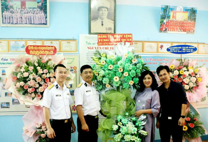 Vùng 3 Hải quân chúc mừng các cơ sở giáo dục nhân ngày nhà giáo Việt Nam 20/11 - Ảnh 1. Vùng 3 Hải quân chúc mừng các cơ sở giáo dục nhân ngày nhà giáo Việt Nam 20/11 - Ảnh 1.