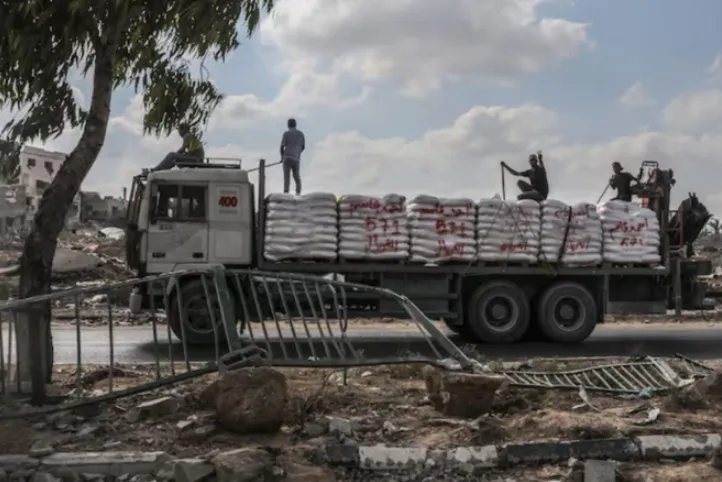 Xe chở hàng cứu trợ cho người dân Palestine bị cướp - Ảnh 1. Xe chở hàng cứu trợ cho người dân Palestine bị cướp - Ảnh 1.