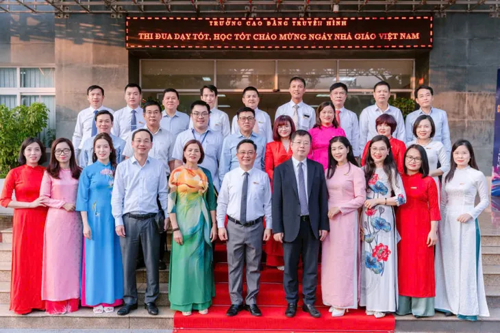 Tổng Giám đốc Đài THVN dự lễ kỷ niệm Ngày Nhà giáo Việt Nam tại Trường Cao đẳng Truyền hình - Ảnh 5. Tổng Giám đốc Đài THVN dự lễ kỷ niệm Ngày Nhà giáo Việt Nam tại Trường Cao đẳng Truyền hình - Ảnh 5.