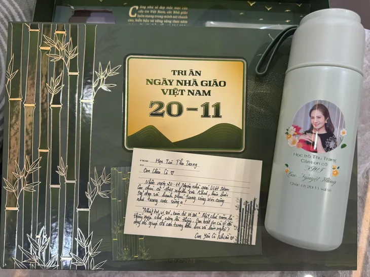 Sao Việt về thăm trường, gửi lời tri ân nhân ngày Nhà giáo Việt Nam 20/11 - Ảnh 7. Sao Việt về thăm trường, gửi lời tri ân nhân ngày Nhà giáo Việt Nam 20/11 - Ảnh 7.