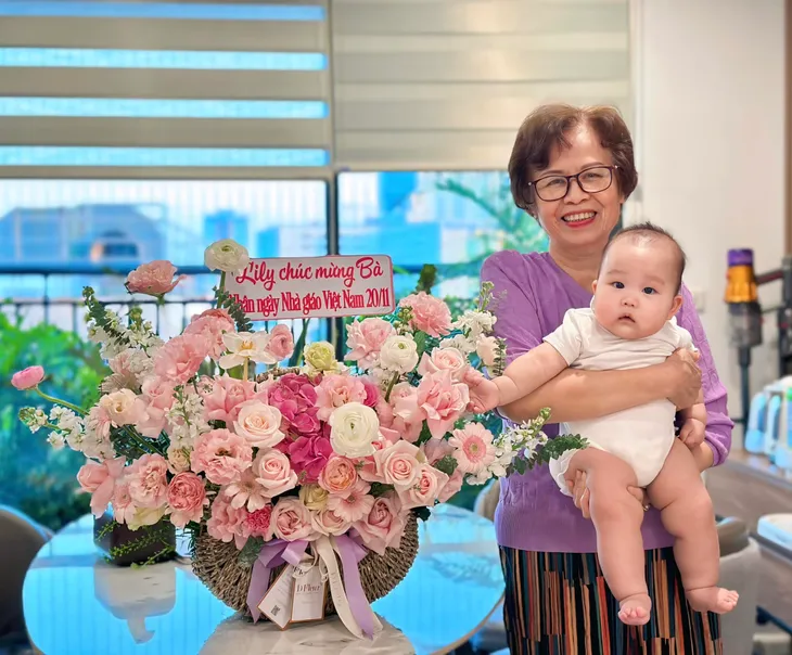 Sao Việt về thăm trường, gửi lời tri ân nhân ngày Nhà giáo Việt Nam 20/11 - Ảnh 4. Sao Việt về thăm trường, gửi lời tri ân nhân ngày Nhà giáo Việt Nam 20/11 - Ảnh 4.