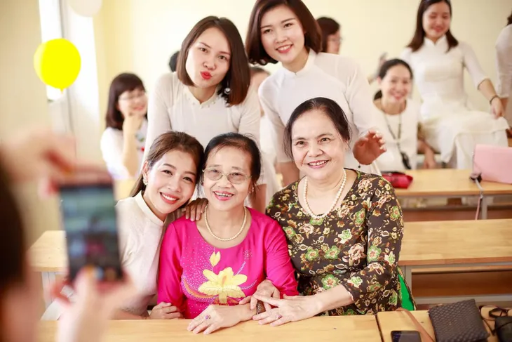 Sao Việt về thăm trường, gửi lời tri ân nhân ngày Nhà giáo Việt Nam 20/11 - Ảnh 2. Sao Việt về thăm trường, gửi lời tri ân nhân ngày Nhà giáo Việt Nam 20/11 - Ảnh 2.
