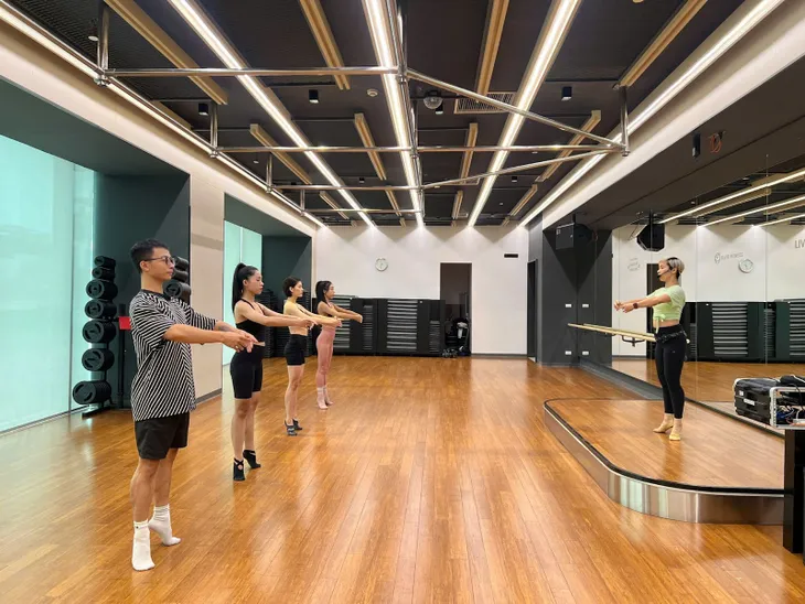 Barre: Phương pháp tập luyện giúp cải thiện tư thế - Ảnh 1. Barre: Phương pháp tập luyện giúp cải thiện tư thế - Ảnh 1.