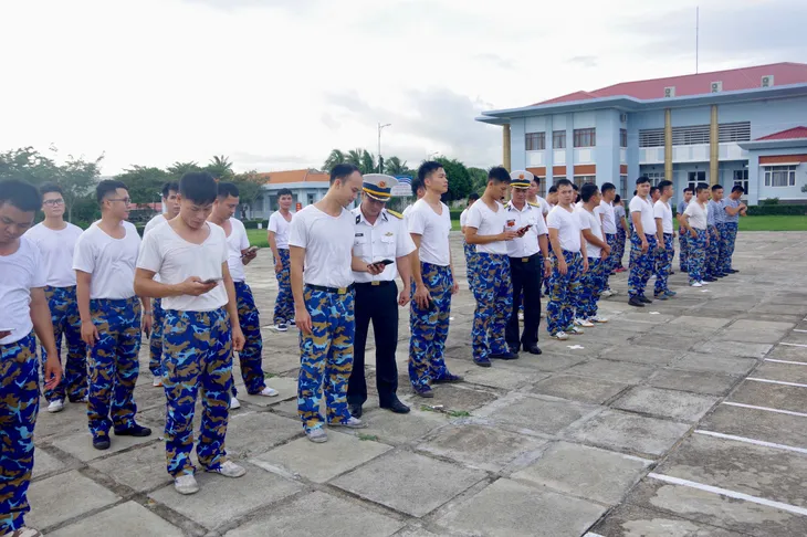 Chiến sĩ Hải quân tham gia chạy bộ góp quỹ trồng cây tại Trường Sa - Ảnh 1. Chiến sĩ Hải quân tham gia chạy bộ góp quỹ trồng cây tại Trường Sa - Ảnh 1.