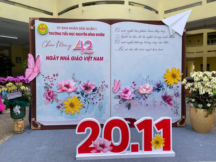 Đa dạng sắc hoa mừng ngày Nhà giáo Việt Nam 20/11 - Ảnh 9. Đa dạng sắc hoa mừng ngày Nhà giáo Việt Nam 20/11 - Ảnh 9.