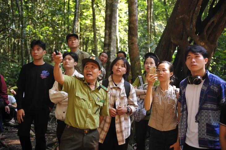 Kiểm lâm hăng hái làm hướng dẫn viên du lịch để kể chuyện về rừng - Ảnh 2. Kiểm lâm hăng hái làm hướng dẫn viên du lịch để kể chuyện về rừng - Ảnh 2.