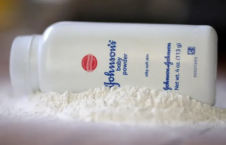 Johnson & Johnson có nguy cơ bị kiện tại Anh về bột talc gây ung thư - Ảnh 1. Johnson & Johnson có nguy cơ bị kiện tại Anh về bột talc gây ung thư - Ảnh 1.