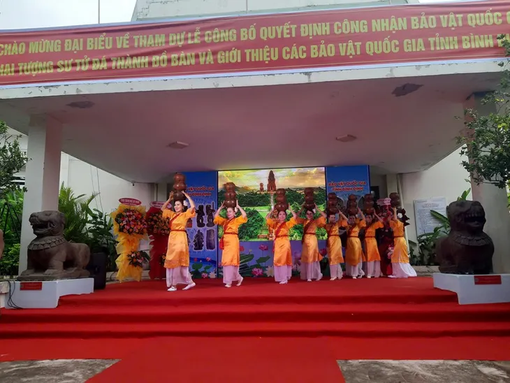 Công bố quyết định hai tượng sư tử đá thành Đồ Bàn là Bảo vật quốc gia - Ảnh 1. Công bố quyết định hai tượng sư tử đá thành Đồ Bàn là Bảo vật quốc gia - Ảnh 1.