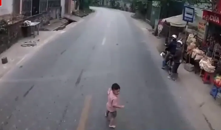 Thót tim bé trai chạy sang đường suýt bị ô tô tông trúng - Ảnh 1. Thót tim bé trai chạy sang đường suýt bị ô tô tông trúng - Ảnh 1.
