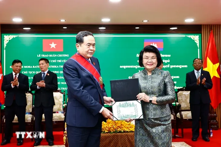 Chủ tịch Quốc hội Trần Thanh Mẫn nhận Huân chương Công trạng hạng Đại Thập tự của Nhà nước Campuchia - Ảnh 1. Chủ tịch Quốc hội Trần Thanh Mẫn nhận Huân chương Công trạng hạng Đại Thập tự của Nhà nước Campuchia - Ảnh 1.