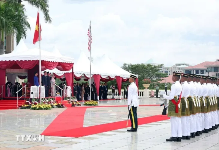 Lễ đón chính thức Tổng Bí thư Tô Lâm và Phu nhân tại Malaysia - Ảnh 3. Lễ đón chính thức Tổng Bí thư Tô Lâm và Phu nhân tại Malaysia - Ảnh 3.