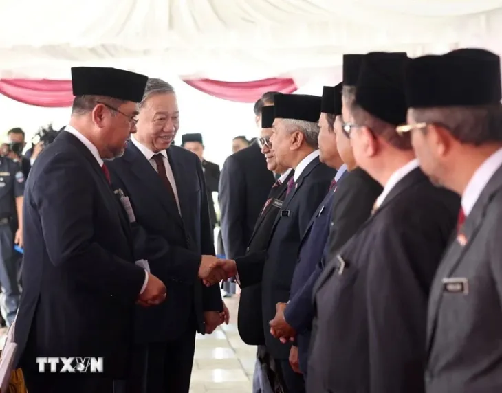 Lễ đón chính thức Tổng Bí thư Tô Lâm và Phu nhân tại Malaysia - Ảnh 2. Lễ đón chính thức Tổng Bí thư Tô Lâm và Phu nhân tại Malaysia - Ảnh 2.