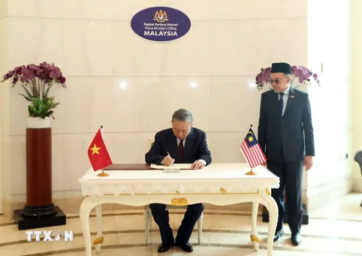 Lễ đón chính thức Tổng Bí thư Tô Lâm và Phu nhân tại Malaysia - Ảnh 6. Lễ đón chính thức Tổng Bí thư Tô Lâm và Phu nhân tại Malaysia - Ảnh 6.