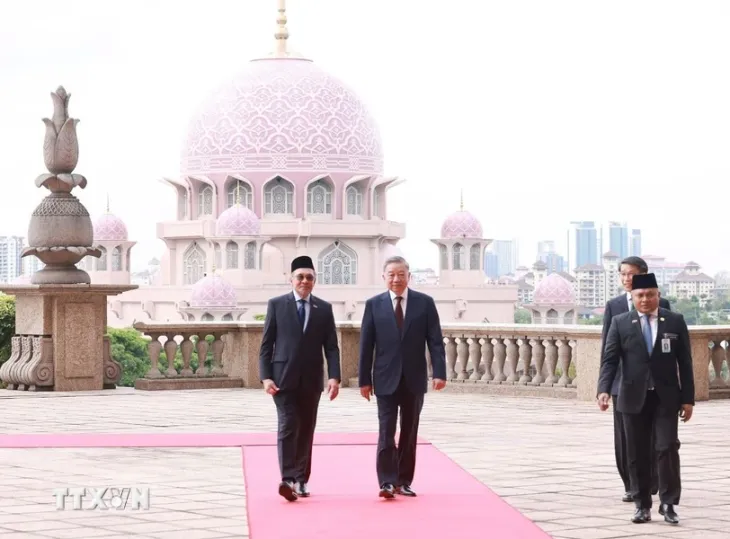Lễ đón chính thức Tổng Bí thư Tô Lâm và Phu nhân tại Malaysia - Ảnh 1. Lễ đón chính thức Tổng Bí thư Tô Lâm và Phu nhân tại Malaysia - Ảnh 1.