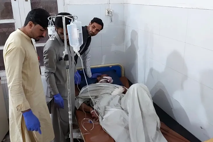 Nhiều tay súng tấn công đoàn xe chở khách ở Pakistan, ít nhất 38 người tử vong - Ảnh 1. Nhiều tay súng tấn công đoàn xe chở khách ở Pakistan, ít nhất 38 người tử vong - Ảnh 1.