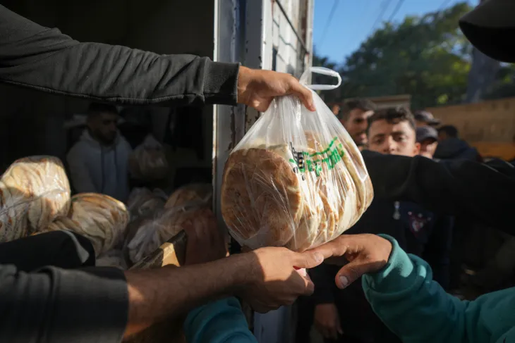 Các cuộc tấn công của Israel vào Gaza khiến ít nhất 88 người thiệt mạng - Ảnh 2. Các cuộc tấn công của Israel vào Gaza khiến ít nhất 88 người thiệt mạng - Ảnh 2.