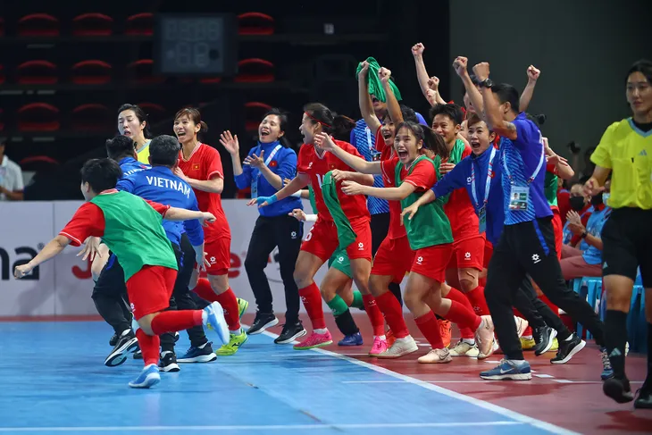 ĐT futsal nữ Việt Nam giành chức vô địch Đông Nam Á - Ảnh 4. ĐT futsal nữ Việt Nam giành chức vô địch Đông Nam Á - Ảnh 4.