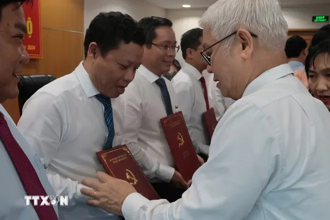 Tỉnh Bình Dương điều động và bổ nhiệm nhiều nhân sự mới - Ảnh 2. Tỉnh Bình Dương điều động và bổ nhiệm nhiều nhân sự mới - Ảnh 2.