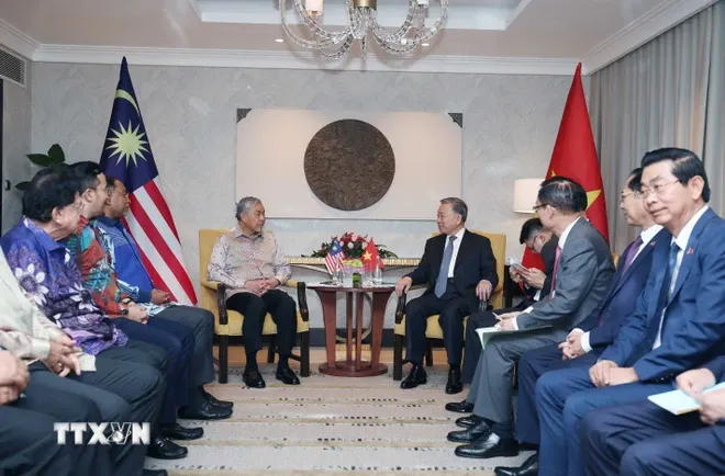 Tổng Bí thư tiếp Phó Thủ tướng kiêm Bộ trưởng Bộ Phát triển nông thôn Malaysia - Ảnh 2. Tổng Bí thư tiếp Phó Thủ tướng kiêm Bộ trưởng Bộ Phát triển nông thôn Malaysia - Ảnh 2.