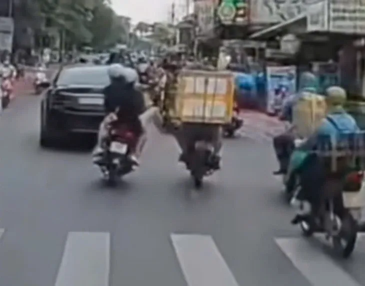 Làm rõ vụ thanh niên đi xe máy đạp người chở hàng ngã - Ảnh 1. Làm rõ vụ thanh niên đi xe máy đạp người chở hàng ngã - Ảnh 1.
