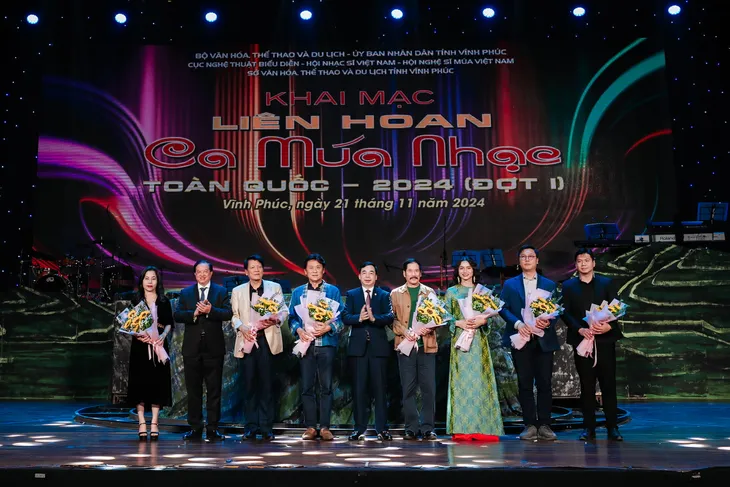 NSND Phạm Phương Thảo ngồi “ghế nóng” Liên hoan Ca múa nhạc toàn toàn quốc 2024 - Ảnh 3. NSND Phạm Phương Thảo ngồi “ghế nóng” Liên hoan Ca múa nhạc toàn toàn quốc 2024 - Ảnh 3.