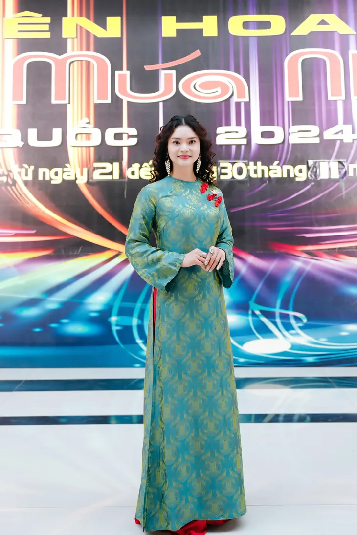 NSND Phạm Phương Thảo ngồi “ghế nóng” Liên hoan Ca múa nhạc toàn toàn quốc 2024 - Ảnh 4. NSND Phạm Phương Thảo ngồi “ghế nóng” Liên hoan Ca múa nhạc toàn toàn quốc 2024 - Ảnh 4.