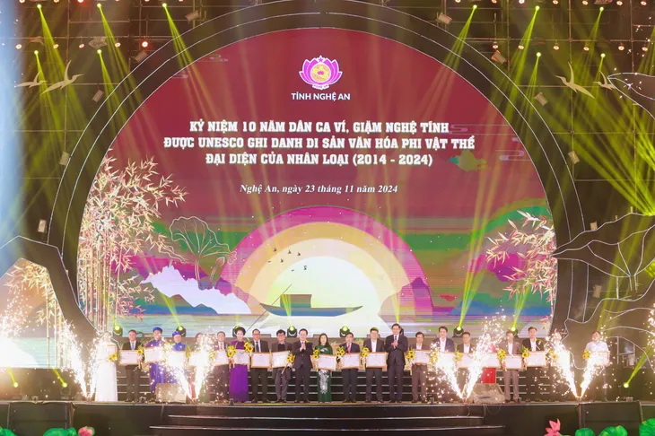 Lễ kỷ niệm 10 năm dân ca Ví, Giặm Nghệ Tĩnh được UNESCO ghi danh - Ảnh 4. Lễ kỷ niệm 10 năm dân ca Ví, Giặm Nghệ Tĩnh được UNESCO ghi danh - Ảnh 4.
