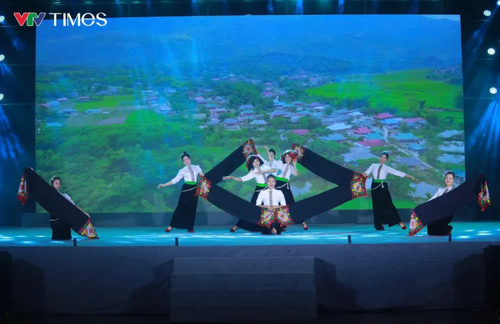 Nghệ An: Liên hoan nghệ thuật quần chúng “ Việt Nam – Những sắc màu di sản” - Ảnh 2. Nghệ An: Liên hoan nghệ thuật quần chúng “ Việt Nam – Những sắc màu di sản” - Ảnh 2.