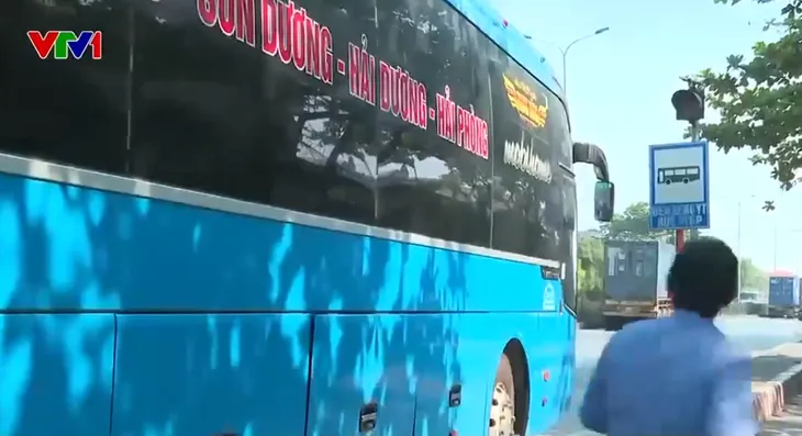 Nhà chờ xe bus nằm giữa Quốc lộ 5 tăng nguy cơ tai nạn - Ảnh 1. Nhà chờ xe bus nằm giữa Quốc lộ 5 tăng nguy cơ tai nạn - Ảnh 1.