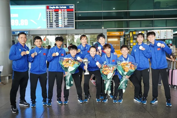 Đội tuyển Futsal Nữ Việt Nam về nước tiếp tục chuẩn bị cho vòng loại châu Á 2025 - Ảnh 1. Đội tuyển Futsal Nữ Việt Nam về nước tiếp tục chuẩn bị cho vòng loại châu Á 2025 - Ảnh 1.