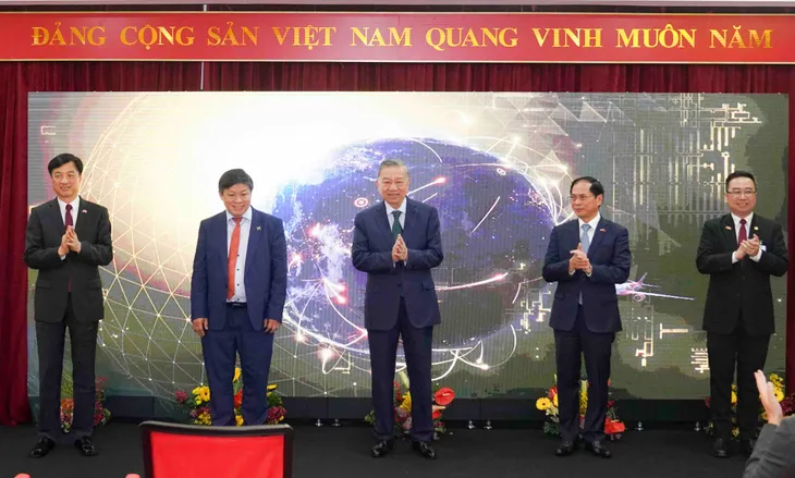 Tổng Bí thư Tô Lâm gặp gỡ cộng đồng người Việt Nam ở Malaysia - Ảnh 5. Tổng Bí thư Tô Lâm gặp gỡ cộng đồng người Việt Nam ở Malaysia - Ảnh 5.