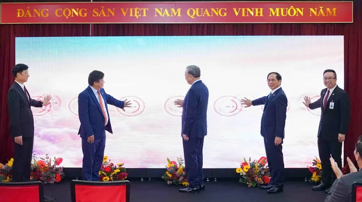 Tổng Bí thư Tô Lâm gặp gỡ cộng đồng người Việt Nam ở Malaysia - Ảnh 4. Tổng Bí thư Tô Lâm gặp gỡ cộng đồng người Việt Nam ở Malaysia - Ảnh 4.