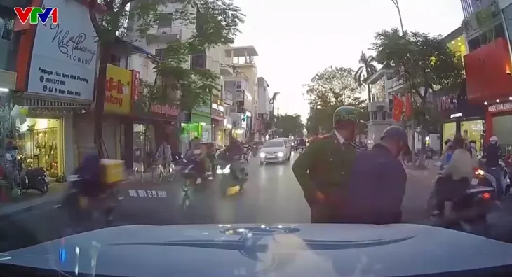 Cố luồn lách để vượt, tài xế xe máy ngã ra đường ngay trước mũi ô tô - Ảnh 1. Cố luồn lách để vượt, tài xế xe máy ngã ra đường ngay trước mũi ô tô - Ảnh 1.