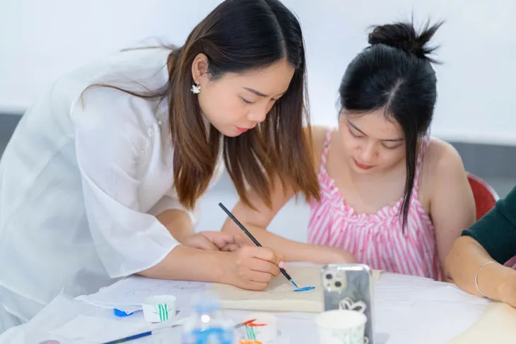 Nữ họa sĩ người dân tộc Tày với niềm đam mê lan tỏa giá trị truyền thống trong đời sống hiện đại - Ảnh 6. Nữ họa sĩ người dân tộc Tày với niềm đam mê lan tỏa giá trị truyền thống trong đời sống hiện đại - Ảnh 6.