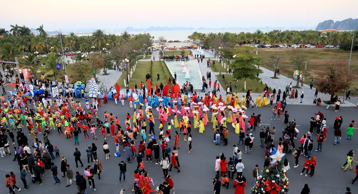 Du lịch Việt Nam 2024: Bước chạy đà hứa hẹn sự bùng nổ - Ảnh 7. Du lịch Việt Nam 2024: Bước chạy đà hứa hẹn sự bùng nổ - Ảnh 7.