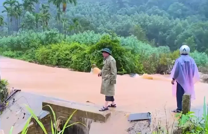 Mưa lớn gây sạt lở đất tại Bình Định, nhiều tuyến đường bị chia cắt - Ảnh 1. Mưa lớn gây sạt lở đất tại Bình Định, nhiều tuyến đường bị chia cắt - Ảnh 1.