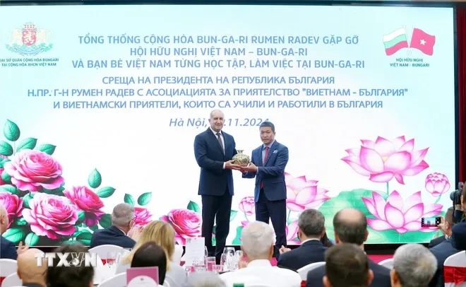 Tổng thống Bulgaria gặp gỡ bạn bè Việt Nam từng học tập, làm việc tại Bulgaria - Ảnh 1. Tổng thống Bulgaria gặp gỡ bạn bè Việt Nam từng học tập, làm việc tại Bulgaria - Ảnh 1.