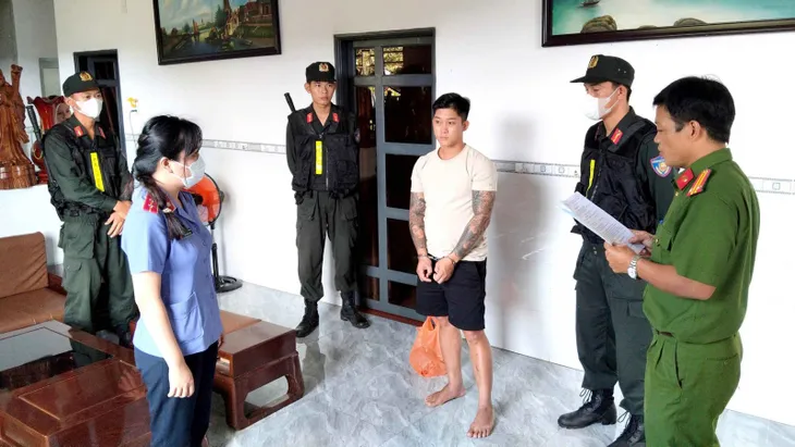 Mua súng trên mạng để giải quyết mâu thuẫn - Ảnh 1. Mua súng trên mạng để giải quyết mâu thuẫn - Ảnh 1.