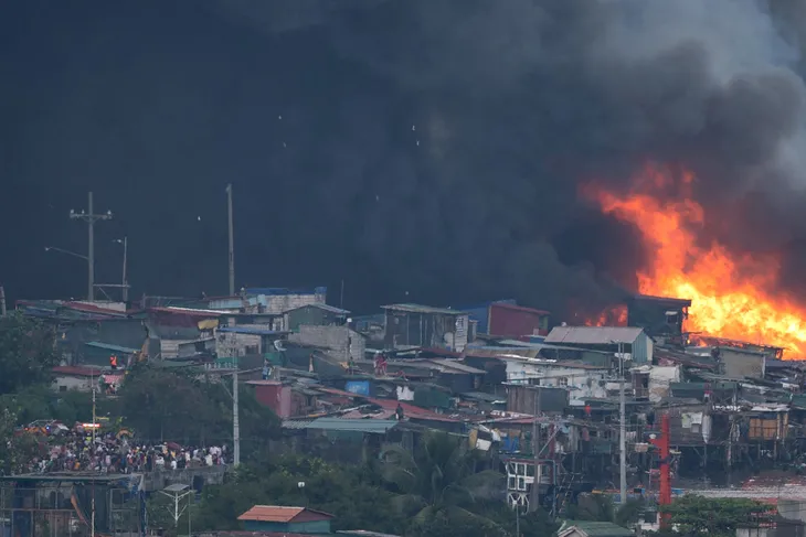 Hỏa hoạn thiêu rụi hàng ngàn ngôi nhà ở Philippines - Ảnh 1. Hỏa hoạn thiêu rụi hàng ngàn ngôi nhà ở Philippines - Ảnh 1.