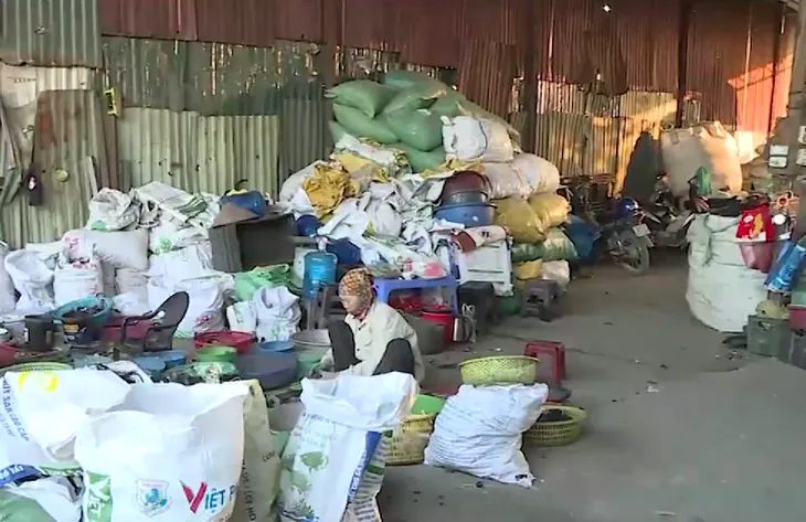 Khó khăn trong giảm ô nhiễm từ tái chế rác thải nhựa tại làng Quảng Phú Cầu - Ảnh 1. Khó khăn trong giảm ô nhiễm từ tái chế rác thải nhựa tại làng Quảng Phú Cầu - Ảnh 1.
