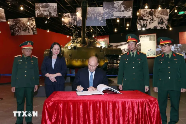 Phó Chủ tịch nước và Tổng thống Bulgaria thăm Bảo tàng Lịch sử Quân sự Việt Nam - Ảnh 3. Phó Chủ tịch nước và Tổng thống Bulgaria thăm Bảo tàng Lịch sử Quân sự Việt Nam - Ảnh 3.