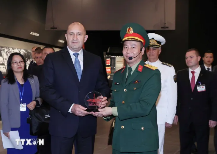 Phó Chủ tịch nước và Tổng thống Bulgaria thăm Bảo tàng Lịch sử Quân sự Việt Nam - Ảnh 4. Phó Chủ tịch nước và Tổng thống Bulgaria thăm Bảo tàng Lịch sử Quân sự Việt Nam - Ảnh 4.