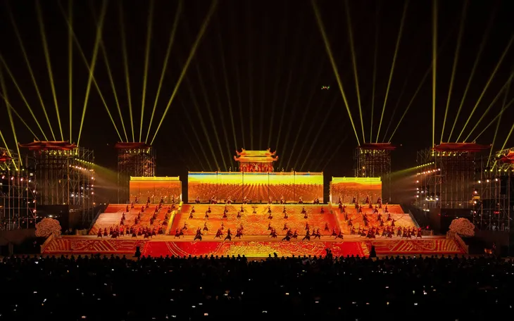 Khai mạc Festival Ninh Bình 2024 - “Bộ phim dã sử cổ trang” khơi dậy tình yêu lịch sử - Ảnh 3. Khai mạc Festival Ninh Bình 2024 - “Bộ phim dã sử cổ trang” khơi dậy tình yêu lịch sử - Ảnh 3.