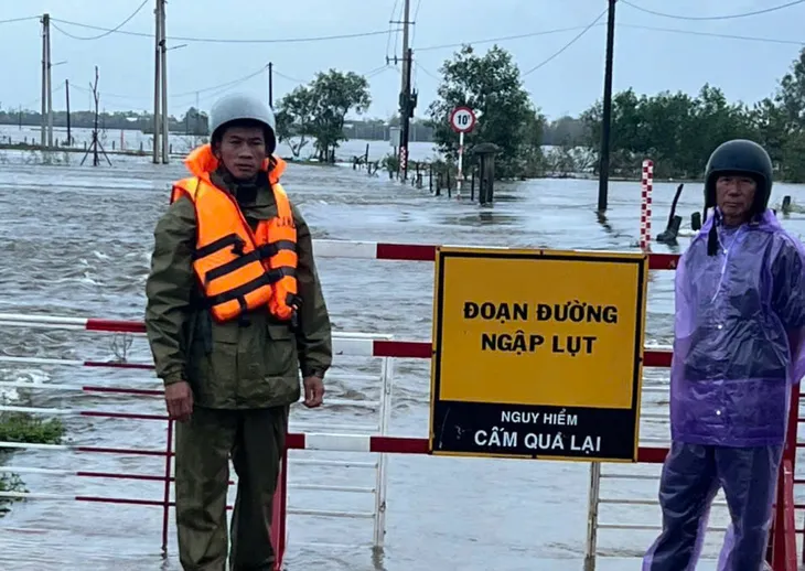 Công an xã kịp thời cứu 1 người dân bị nước lũ cuốn trôi - Ảnh 1. Công an xã kịp thời cứu 1 người dân bị nước lũ cuốn trôi - Ảnh 1.