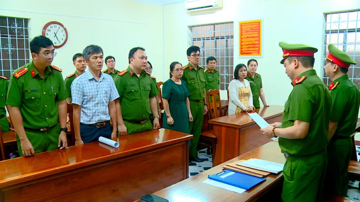 Bắt Giám đốc Ban Quản lý Dịch vụ Công ích TP Nha Trang và 2 giám đốc doanh nghiệp - Ảnh 2. Bắt Giám đốc Ban Quản lý Dịch vụ Công ích TP Nha Trang và 2 giám đốc doanh nghiệp - Ảnh 2.