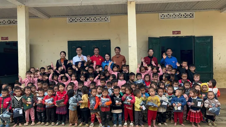 Hơn 3500 áo ấm đến với học sinh và giáo viên vùng cao sau bão lũ - Ảnh 2.