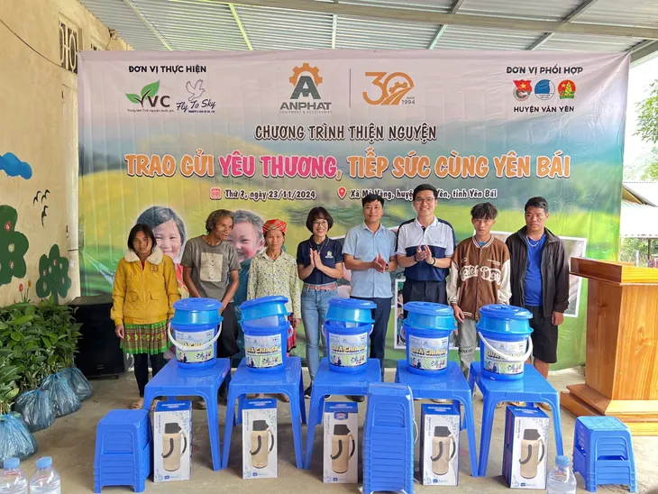 Hơn 3500 áo ấm đến với học sinh và giáo viên vùng cao sau bão lũ - Ảnh 5.